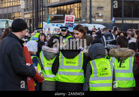 Bradford, Großbritannien - 15. JANUAR 2020: Catherine Duchess of Cambridge begrüßt die Massen in der Bradford City Hall während des Royal Visit in Bradford Stockfoto