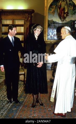 TRH Prinz und Prinzessin von Wales, Prinz Charles und Prinzessin Diana bei einer Audienz mit Papst Johannes Paul II. Im Vatikan 29. April 1985. Stockfoto