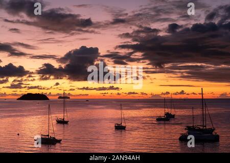 - Les Trois-Ilets, Martinique, FWI - Sonnenuntergang in Anse Strasse Mitan und Ilet Ramier - Kreuzfahrt in den Sonnenuntergang Stockfoto