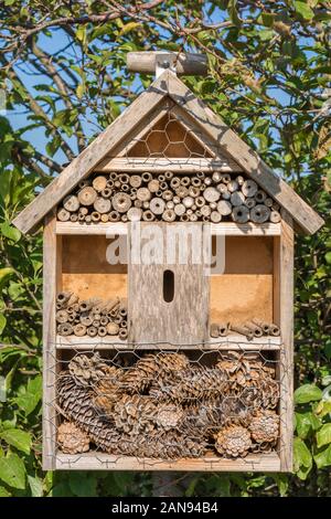 Hotel mit gefertigtem Insekt für die Ansiedlung von nützlichen Insekten im Garten Stockfoto