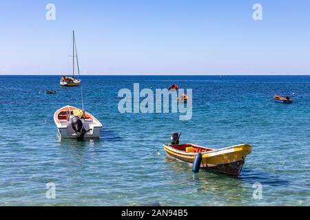 Les Anses d'Arlet, Martinique, FWI-Fischer Boote im Meer Stockfoto