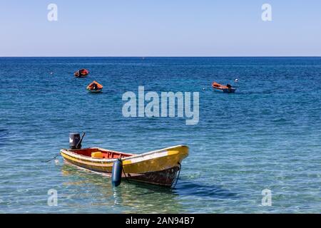 Les Anses d'Arlet, Martinique, FWI-Fischer Boote im Meer Stockfoto