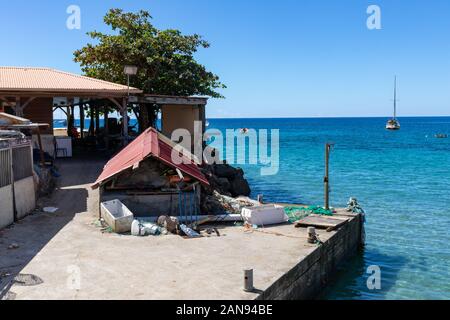 Les Anses d'Arlet, Martinique, FWI - Fischer im Hafen Halle Stockfoto