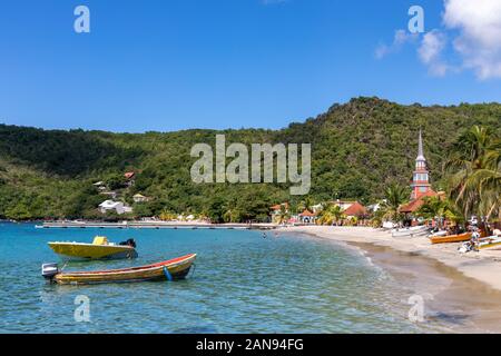 Les Anses d'Arlet, Martinique, FWI - das Dorf am Strand Stockfoto