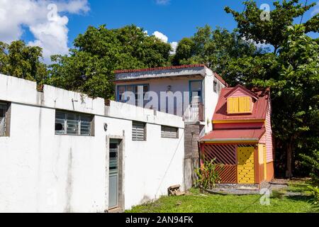 Les Anses d'Arlet, Martinique, FWI - Kleines Haus im Dorf Stockfoto