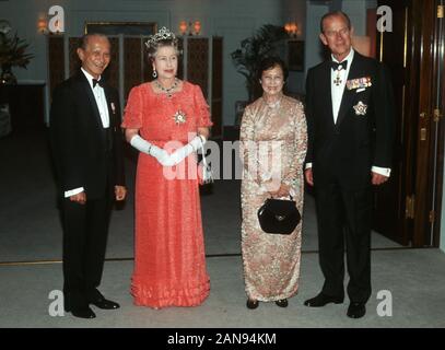 Singapur Präsident Kim Wee Wee, Königin Elizabeth II., Koh Sok Hiong und SEINE KÖNIGLICHE HOHEIT, Herzog von Edinburgh kommen zum Abendessen an Bord HMY Britannia, Singapur. Stockfoto