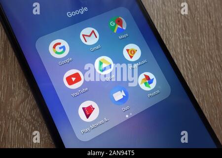 Google-Apps wie Gmail, Maps, Youtube, Duo, Play Music auf einem neuen modernen Smartphone Stockfoto