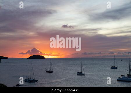 Les Trois-Ilets, Martinique, FWI - Sonnenuntergang in Anse Strasse Mitan und Ilet Ramier Stockfoto