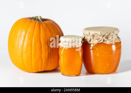 Leckere hausgemachte Kürbis Marmelade in Gläser auf einem weißen Hintergrund. Von der Seite. Stockfoto