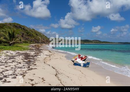 Sainte-Anne, Martinique, FWI-Ferré Kap - gebrochene Boot in Grande Anse Stockfoto