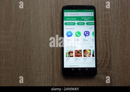 Die Website des Google Play Store wird auf einem modernen Smartphone angezeigt Stockfoto