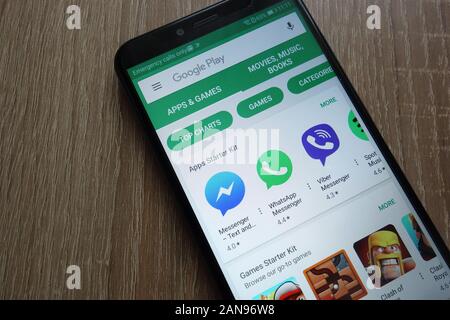 Die Website des Google Play Store wird auf einem modernen Smartphone angezeigt Stockfoto