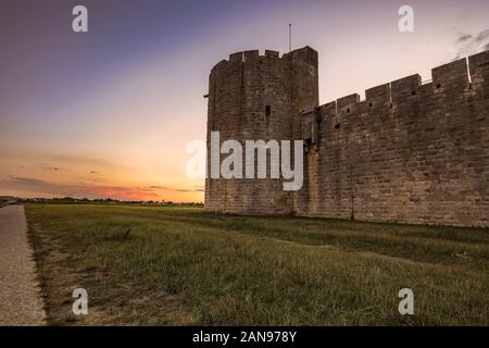 Sonnenuntergang über der Wand in der alten Stadt Aigues-Mortes, Provence, Frankreich. Stockfoto