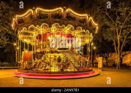 Hell beleuchteten traditionellen Karussell in Paris Frankreich in der Nacht. Stockfoto