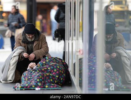 Ricky (links) und Johannes, die obdachlos sind und auf der Straße leben, in und um, Victoria, London. PA-Foto. Bild Datum: Donnerstag, 16. Januar 2020. Photo Credit: Nick Ansell/PA-Kabel Stockfoto