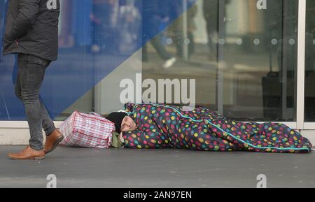 Menschen gehen vorbei John, einem Obdachlosen, die auf der Straße leben seit drei Jahren, als er in Victoria, London ruht. PA-Foto. Bild Datum: Donnerstag, 16. Januar 2020. Photo Credit: Nick Ansell/PA-Kabel Stockfoto