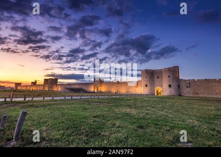 Sonnenuntergang über der Wand in der alten Stadt Aigues-Mortes, Provence, Frankreich. Stockfoto