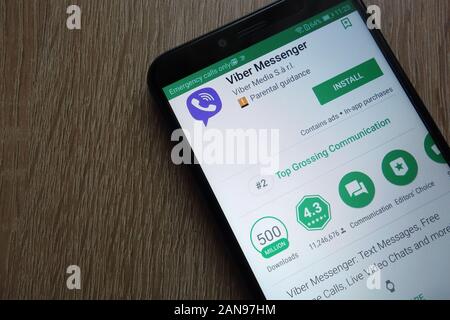Die App "Viber Messenger" auf der Google Play Store-Website wird auf einem modernen Smartphone angezeigt Stockfoto