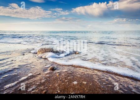 Fantastische Aussicht azurblauen Meer glühende durch Sonnenlicht. Dramatische morgen Szene. Lage Makauda, Sciacca. Sizilien, Süditalien. Beauty Welt. Stockfoto