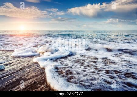 Fantastische Aussicht azurblauen Meer glühende durch Sonnenlicht. Dramatische morgen Szene. Lage Makauda, Sciacca. Sizilien, Süditalien. Beauty Welt. Stockfoto