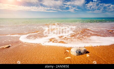 Fantastische Aussicht azurblauen Meer glühende durch Sonnenlicht. Dramatische morgen Szene. Lage Makauda, Sciacca. Sizilien, Süditalien. Beauty Welt. Stockfoto