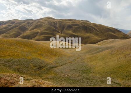 Berge in der Nähe des Toktogul Stausee, Stausee in das Gebiet der toktogul Bezirk der Jalal-Abad region Kirgisistan Stockfoto