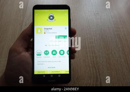 Snapchat App bei Google Website spielen Store angezeigt auf Huawei-Smartphone in der Hand des Menschen Stockfoto