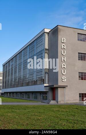 Bauhaus Dessau Exterieur. Das Bauhausgebäude in Dessau-Roßlau, Sachsen-Anhalt, Deutschland, entworfen von dem Gründer des Bauhauses, Walter Gropiu