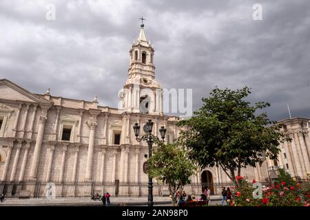 Basilika Kathedrale von Arequipa (Basilika Catedral) auf der Plaza de Armas, Arequipa, Peru Stockfoto