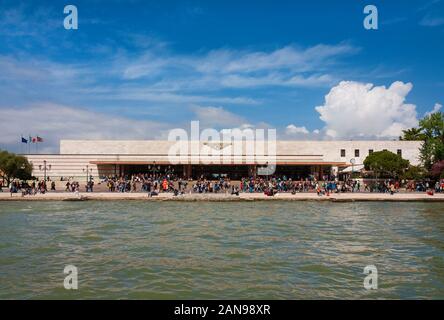 Die öffentlichen Verkehrsmittel in Venedig. Bahnhof Venezia Santa Lucia mit Touristen aus Grand Canal gesehen Stockfoto