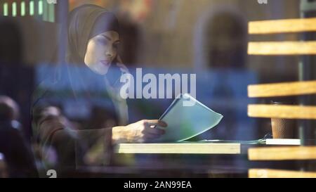 Frau hijab durch Vertrag im Cafe, Partner, kostenfreie muslimischen Frau Stockfoto
