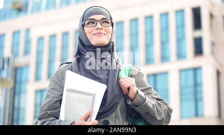 Junge Schülerin hijab tragen, Lächeln, draußen auf dem Campus inspiriert Stockfoto