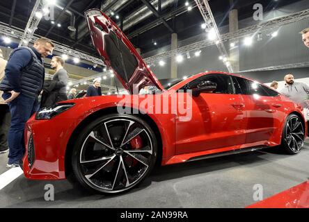 Wien. 16 Jan, 2020. Foto auf Jan. 16, 2020 zeigt ein Fahrzeug bei Audi Ausstellungsfläche der Vienna Autoshow 2020 in Wien, der Hauptstadt von Österreich angezeigt. Die Auto Show in der Messe Wien begann am Donnerstag, bei dem elektrische Fahrzeuge der chinesischen Automobilhersteller Anhui Jianghuai Automobil Group Corp. Ltd (JAC-Motoren) lenkte die Aufmerksamkeit vieler Besucher. Quelle: Guo Chen/Xinhua/Alamy leben Nachrichten Stockfoto