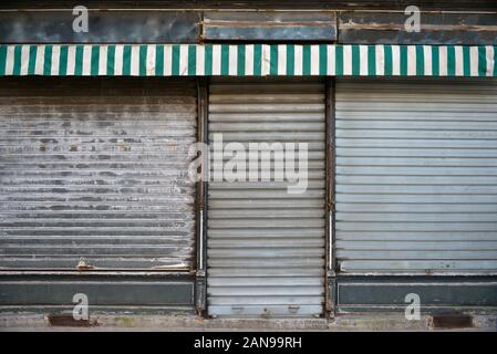 Alte Storefront mit metallischen geschlossenen Vorhängen. Abgebrochene shop Business. Stockfoto