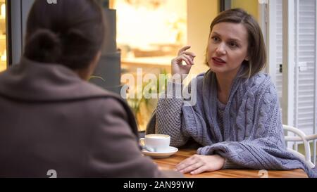 Junge hübsche Frauen diskutieren, Probleme mit Ihrem besten Freund, vertrauensvolle Beziehungen Stockfoto