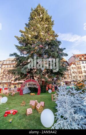 Weihnachtsbaum auf dem berühmten Weihnachtsmarkt in Straßburg, Elsass, Frankreich Stockfoto