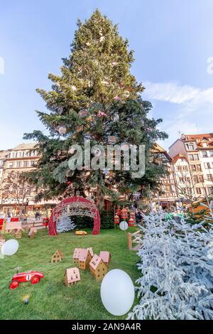 Straßburg, Frankreich - Dezember 1,2019: Weihnachtsbaum auf dem berühmten Weihnachtsmarkt in Straßburg, Elsass, Frankreich Stockfoto