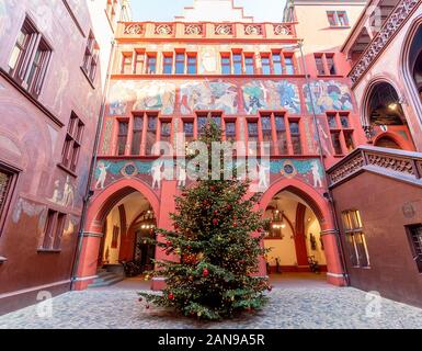 Weihnachtsbaum am Rathaus von Basel, einem 500 Jahre alten Gebäude dominieren den Marktplatz in Basel, Schweiz Stockfoto