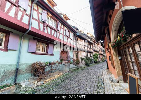 Traditionelle bunte Fachwerkhäuser in Colmar Altstadt an der elsässischen Weinstraße an Weihnachten, Frankreich eingerichtet Stockfoto