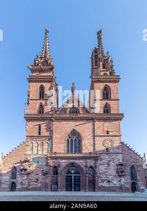 Die Außenfassade des Basler Münsters, Schweiz Stockfoto