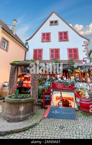 Riquewihr, Frankreich - Dezember 3,2019: Weihnachtsmarkt in Riquewihr im Elsass Wein Region, Frankreich Stockfoto