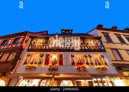 Traditionelle bunte Haus in Kaysersberg, Elsass, zu Weihnachten, Frankreich eingerichtet Stockfoto