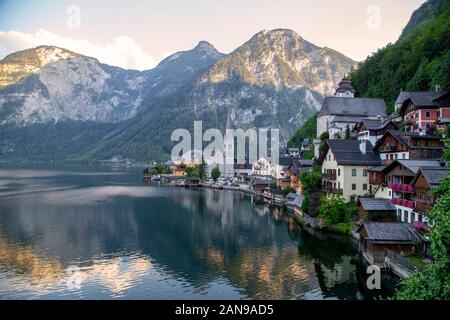 Hallstatt ist ein schönes Dorf von Touristen besucht. Hallstatt ist eine Stadt in den Bergen im Salzkammergut in Österreich. Es ist Al Stockfoto