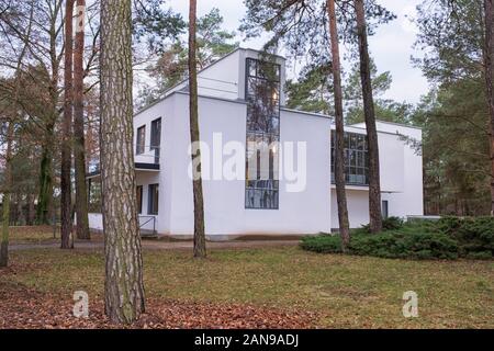 Sicht auf das Haus Kandinsky/Klee in Dessau-Rosslau, Deutschland mit Rasen und Bäumen. Das Gebäude ist ein Teil der Meisterhäuser. Die beiden Kunst Stockfoto