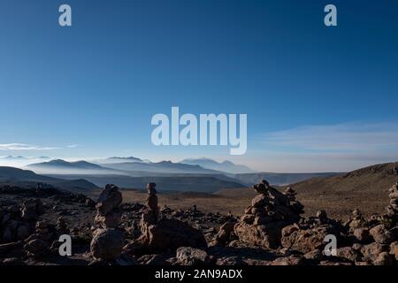 Sabancaya und Huaynaputina Vulkane und das Hochplateau zwischen Arequipa und Colca Canyon in Peru Stockfoto