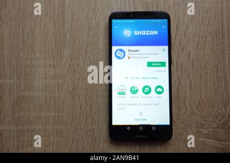 Shazam App auf der Google Play Store-Website auf einem modernen Smartphone angezeigt Stockfoto