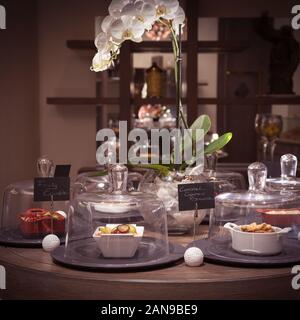Allgemeine Ansicht von süsswaren Shop. Flache DOF und Marsala getönt Stockfoto