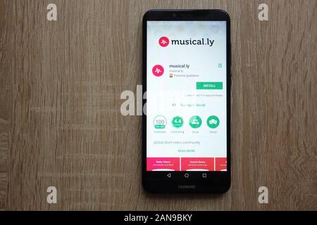 Musical.ly App auf der Website des Google Play Store auf dem Huawei Y6 2018-Smartphone angezeigt Stockfoto