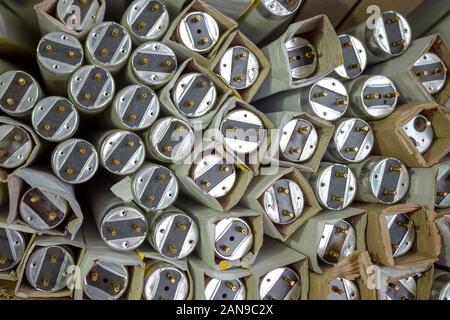 Leuchtstoffröhren Licht. Viele alte Qual, Glas Leuchtstofflampen sind in Papier Verpackung für das Recycling. Schädlich für die Umwelt. Zusammenfassung Hintergrund. C Stockfoto