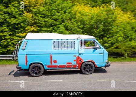 1986 80s vintage blau VW Volkswagen Wohnmobil auf dem Pendle Power Fest, ein Klassiker, Veteran und Erbe, geschätzte Oldtimer, autohome Motor Show im Nelson & Colne College, Barrowford, Lancashire, Großbritannien statt Stockfoto